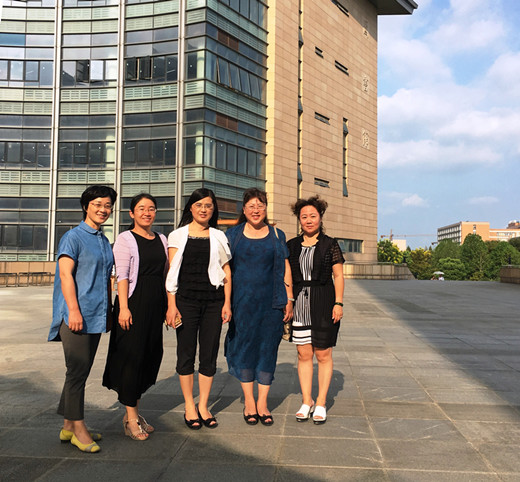 参观华东师范大学图书馆